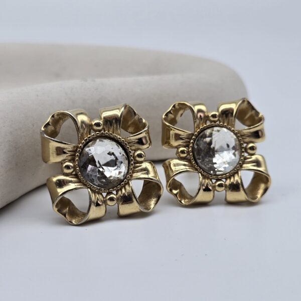GIVENCHY - eleganckie klipsy vintage z motywem kwiatu front