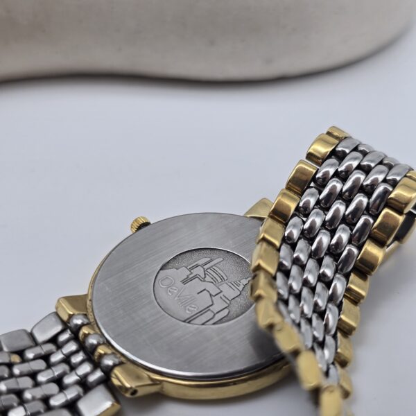 OMEGA De Ville - elegancki zegarek vintage na bransolecie z złotą tarczą tył z bliska