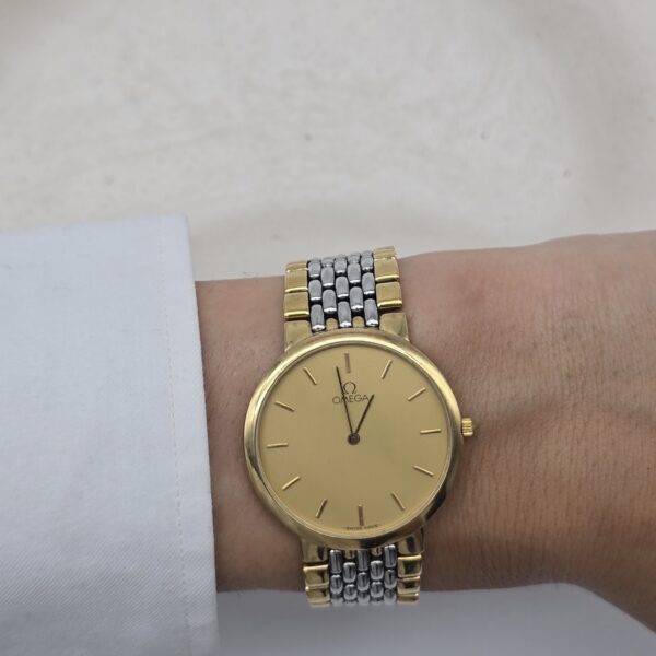 OMEGA De Ville - elegancki zegarek vintage na bransolecie z złotą tarczą nadgarstek