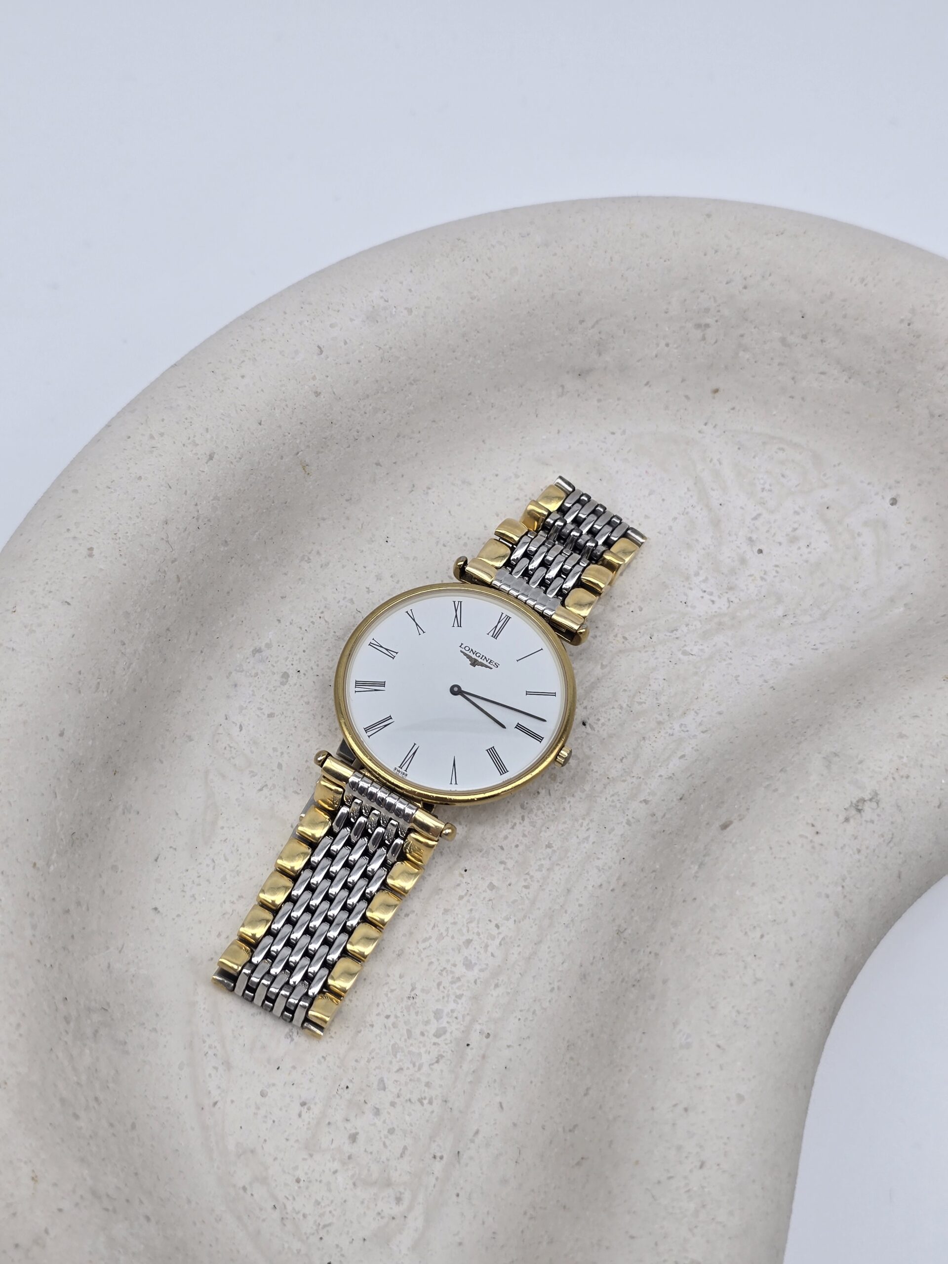 LONGINES - elegancki zegarek vintage z rzymskimi indeksami na podstawce
