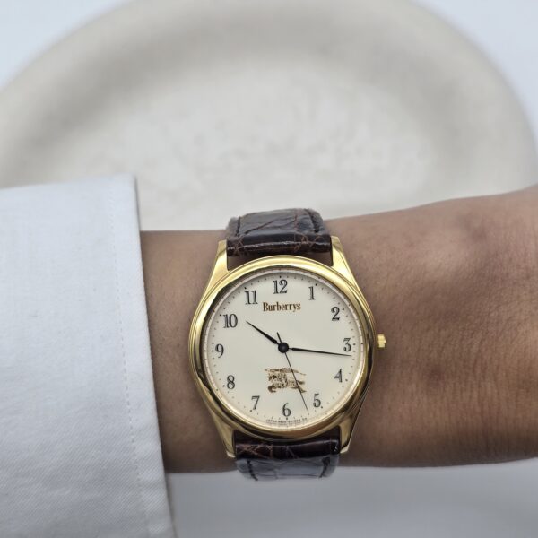 BURBERRY - elegancki zegarek vintage z arabskimi indeksami, lata 90. na ręku