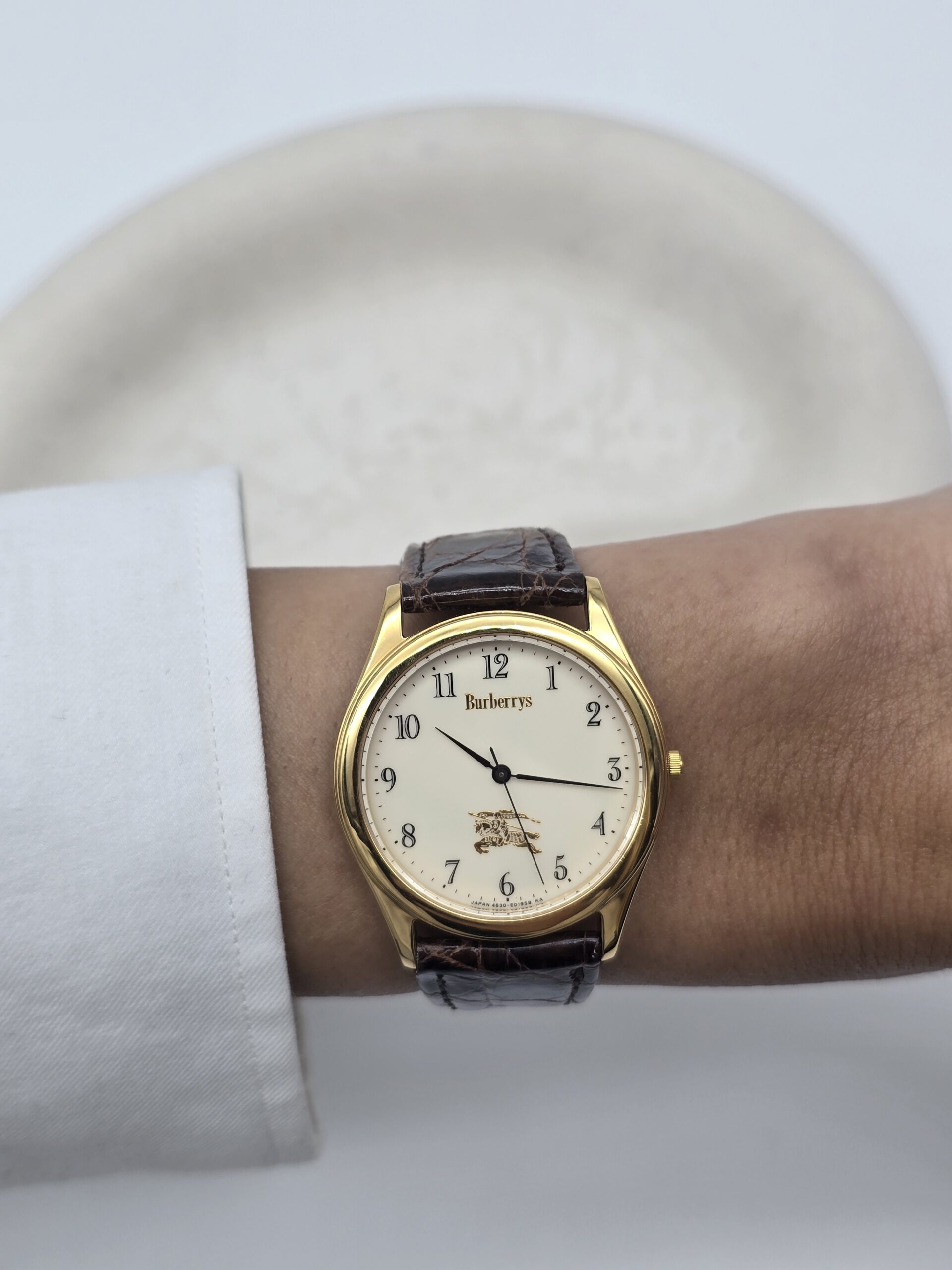 BURBERRY - elegancki zegarek vintage z arabskimi indeksami, lata 90. na ręku