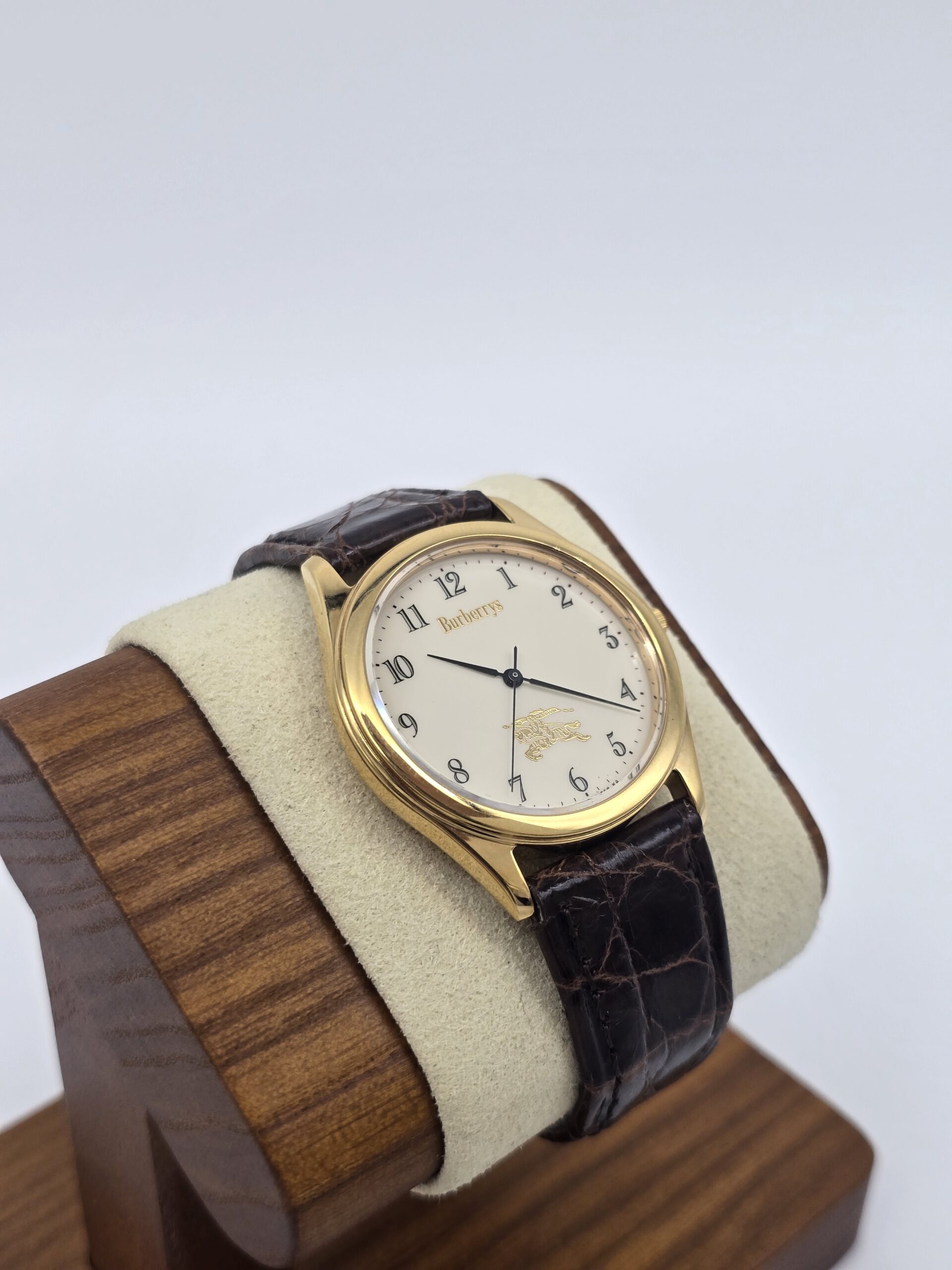 BURBERRY - elegancki zegarek vintage z arabskimi indeksami, lata 90. na stojaku