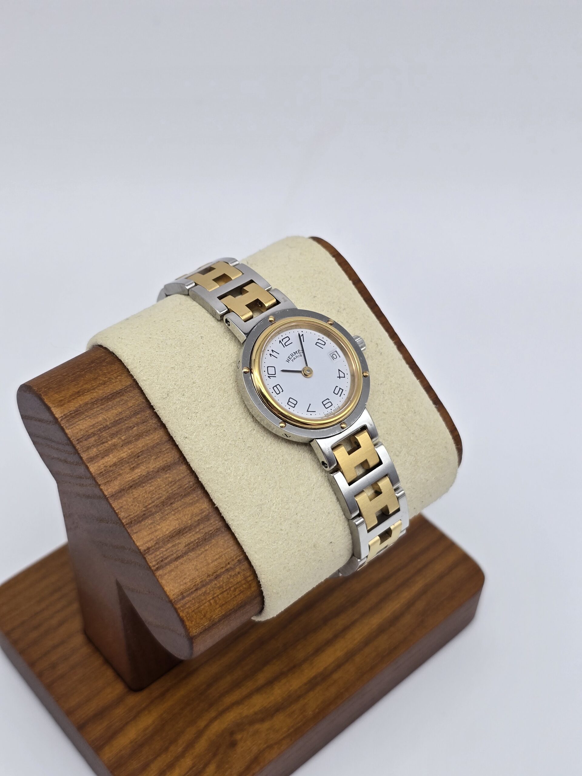 HERMES Clipper - elegancki zegarek vintage na bransolecie na stojaku