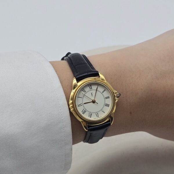 YVES SAINT LAURENT - klasyczny zegarek vintage z rzymskimi indeksami na ręku