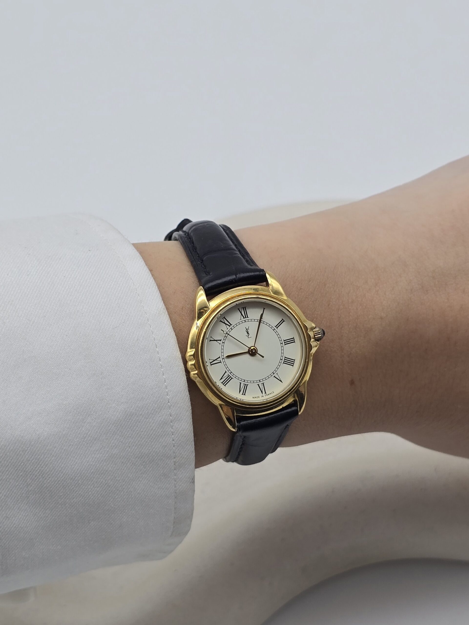 YVES SAINT LAURENT - klasyczny zegarek vintage z rzymskimi indeksami na ręku