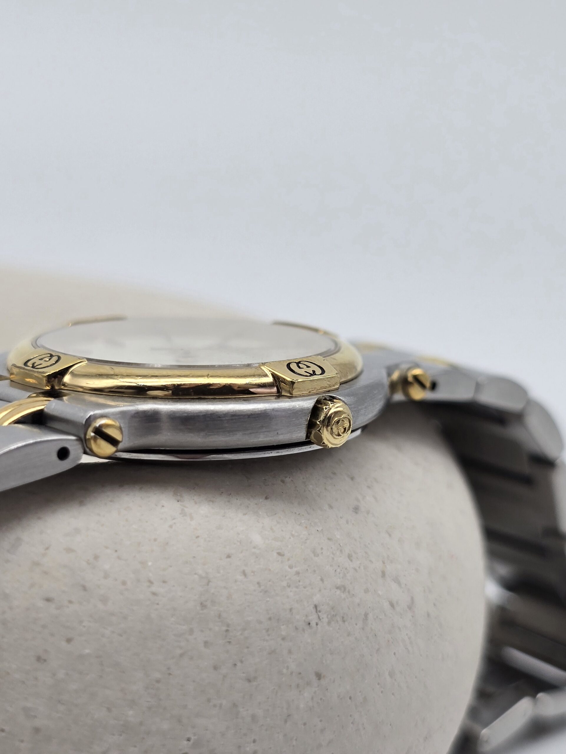 GUCCI 9000M - elegancki zegarek vintage z datownikiem, lata 90. koronka