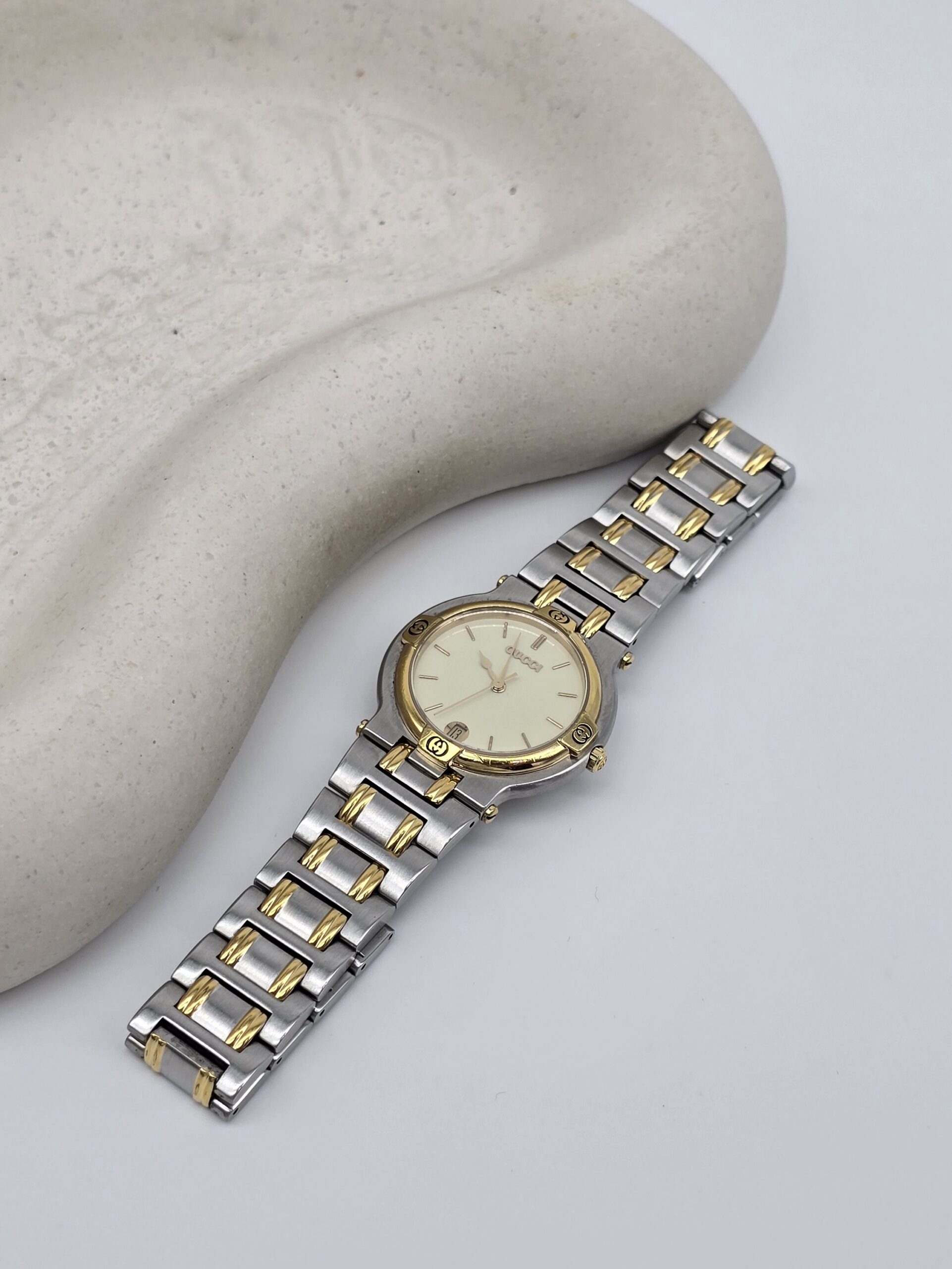 GUCCI 9000M - elegancki zegarek vintage z datownikiem, lata 90. front