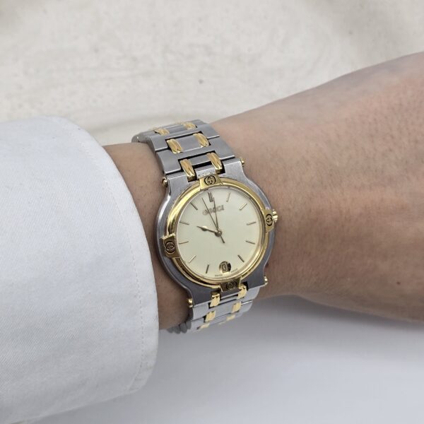 GUCCI 9000M - elegancki zegarek vintage z datownikiem, lata 90. na ręku