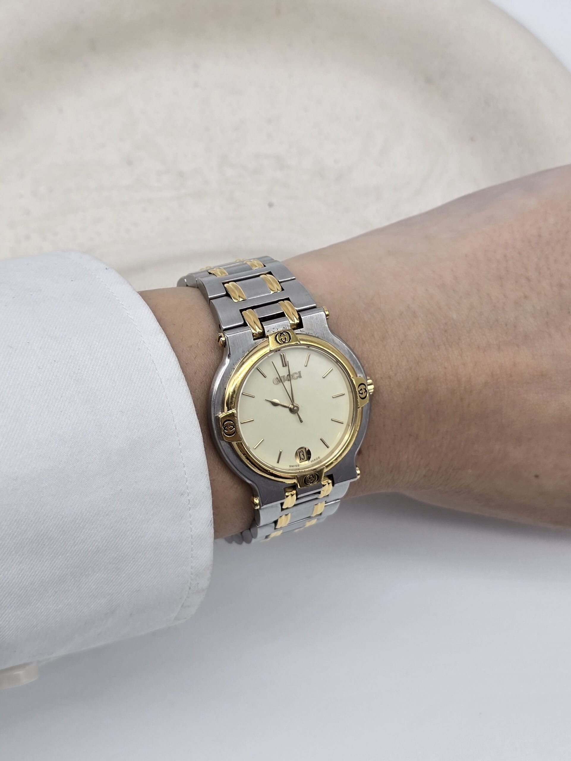 GUCCI 9000M - elegancki zegarek vintage z datownikiem, lata 90. na ręku
