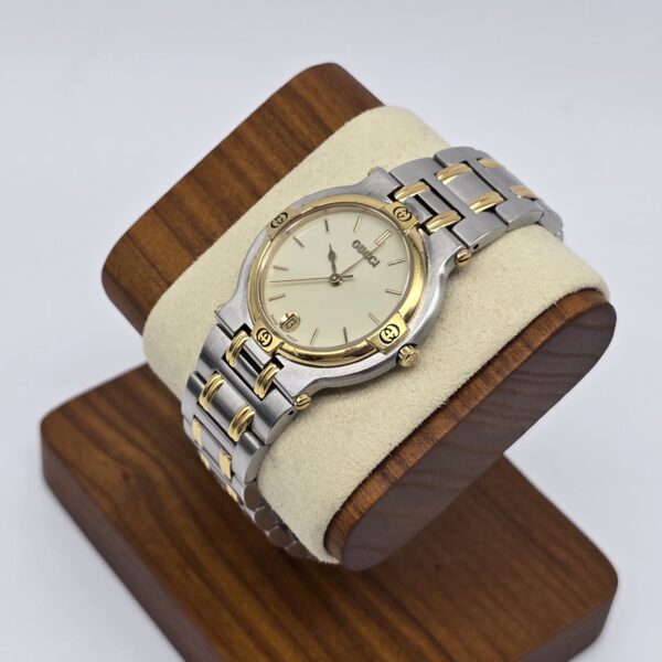GUCCI 9000M - elegancki zegarek vintage z datownikiem, lata 90. na stojaku