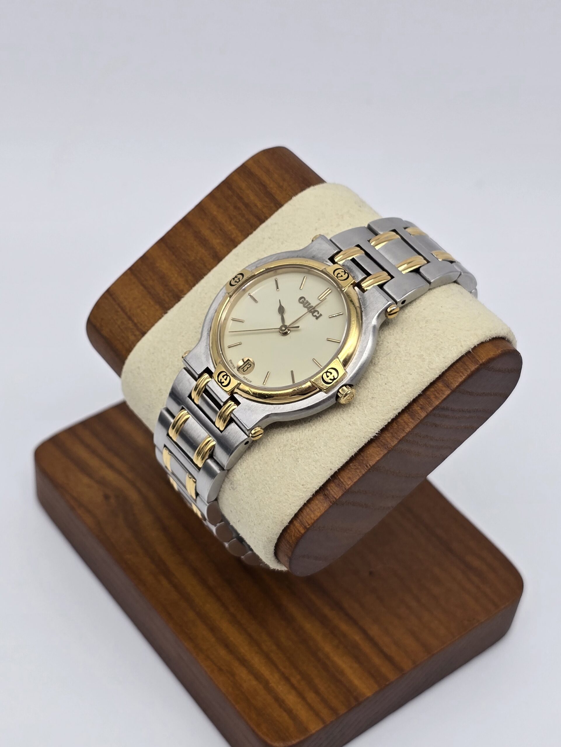 GUCCI 9000M - elegancki zegarek vintage z datownikiem, lata 90. na stojaku