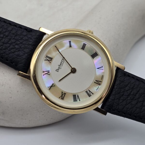 BURBERRY - elegancki zegarek vintage z tarczą z masy perłowej tarcza