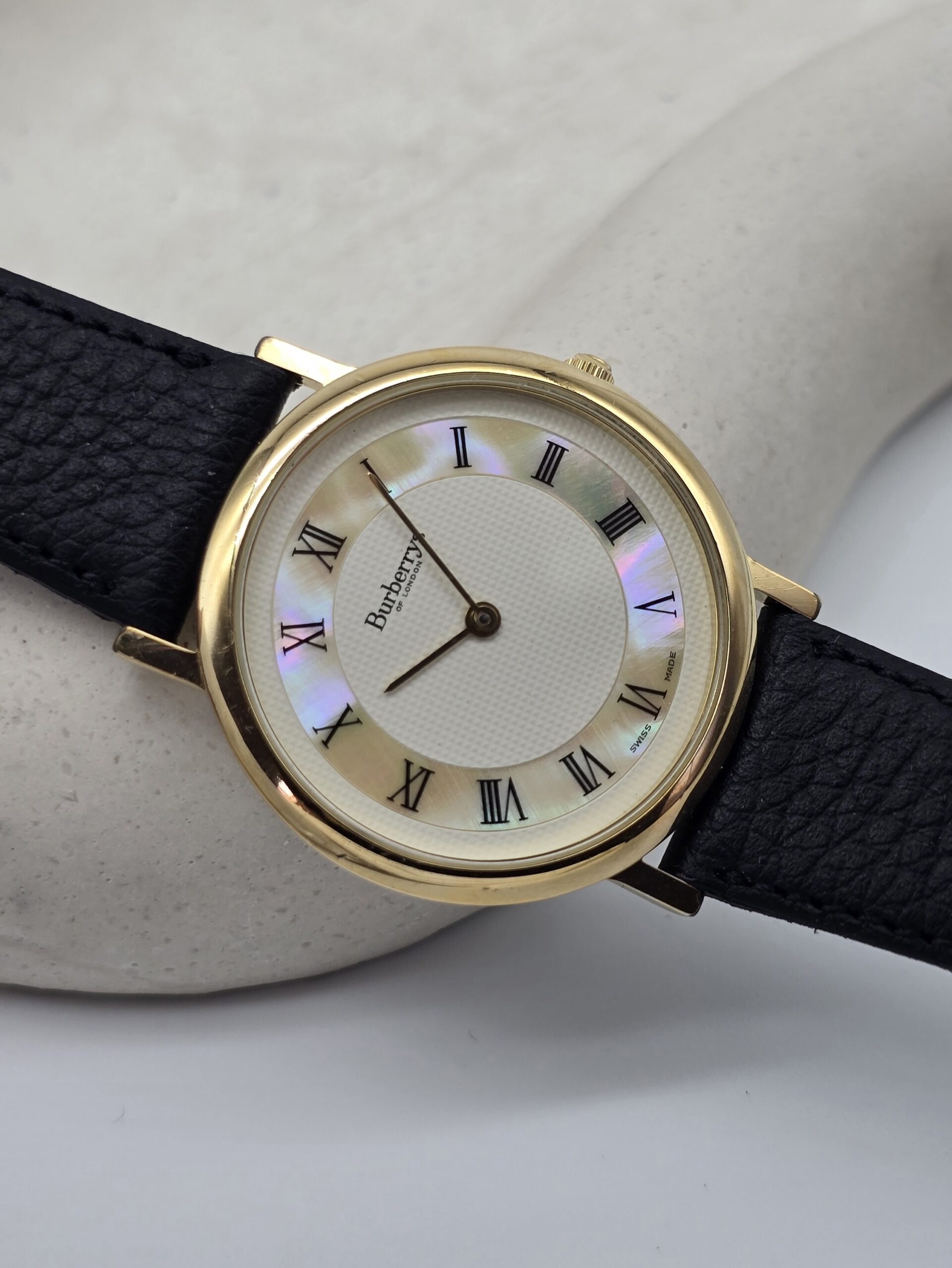 BURBERRY - elegancki zegarek vintage z tarczą z masy perłowej tarcza
