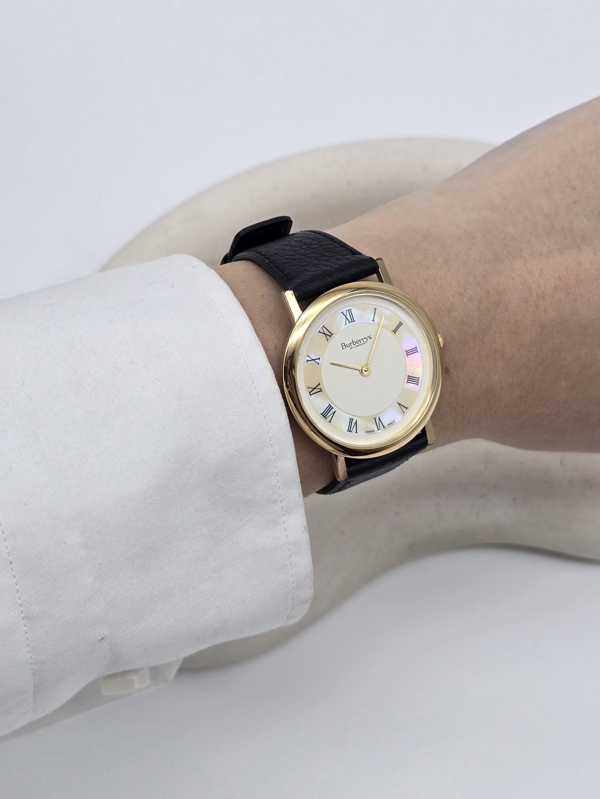 BURBERRY - elegancki zegarek vintage z tarczą z masy perłowej na ręku