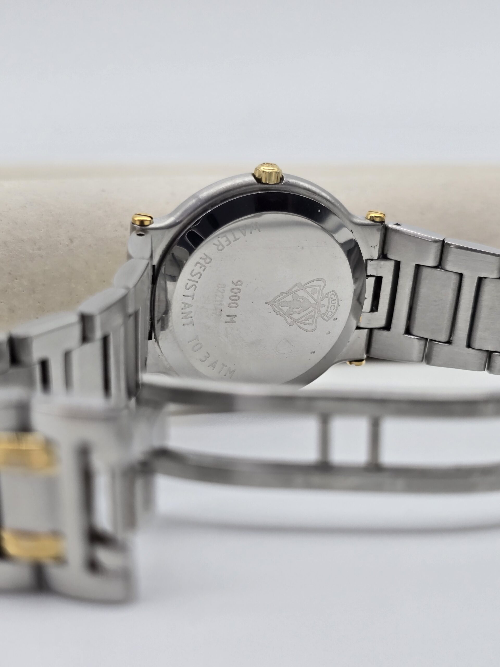 GUCCI 9000M - elegancki zegarek vintage z datownikiem, lata 90. tył