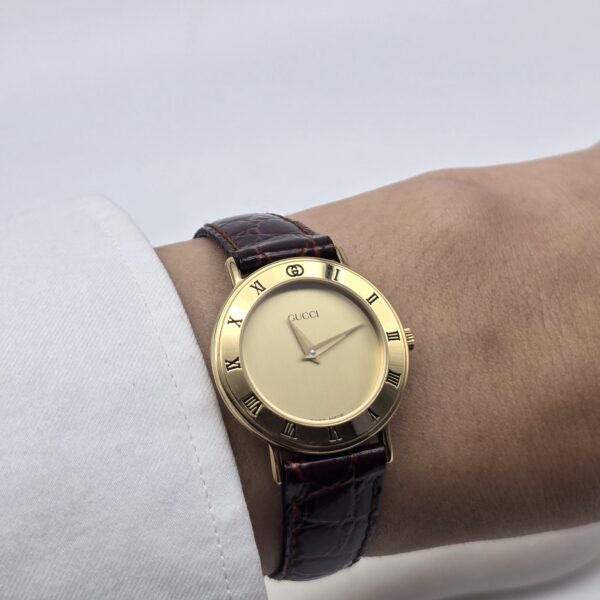 GUCCI 3000.2.L - elegancki zegarek vintage z rzymskimi indeksami nadgarstek