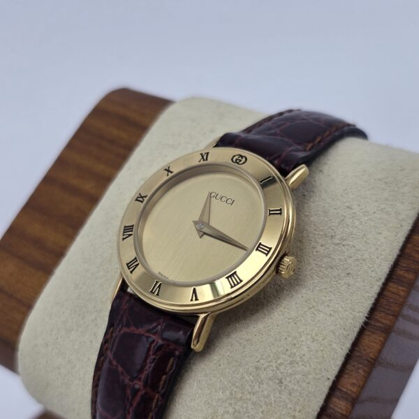 GUCCI 3000.2.L - elegancki zegarek vintage z rzymskimi indeksami stojak