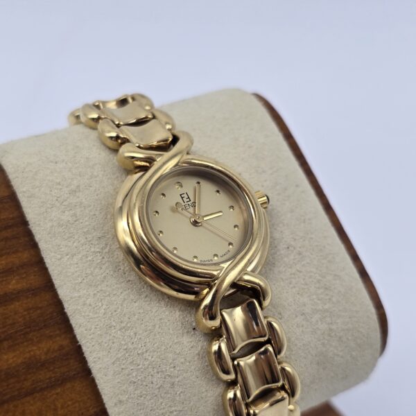 FENDI 700L - elegancki zegarek vintage na bransolecie, lata 90. stojak