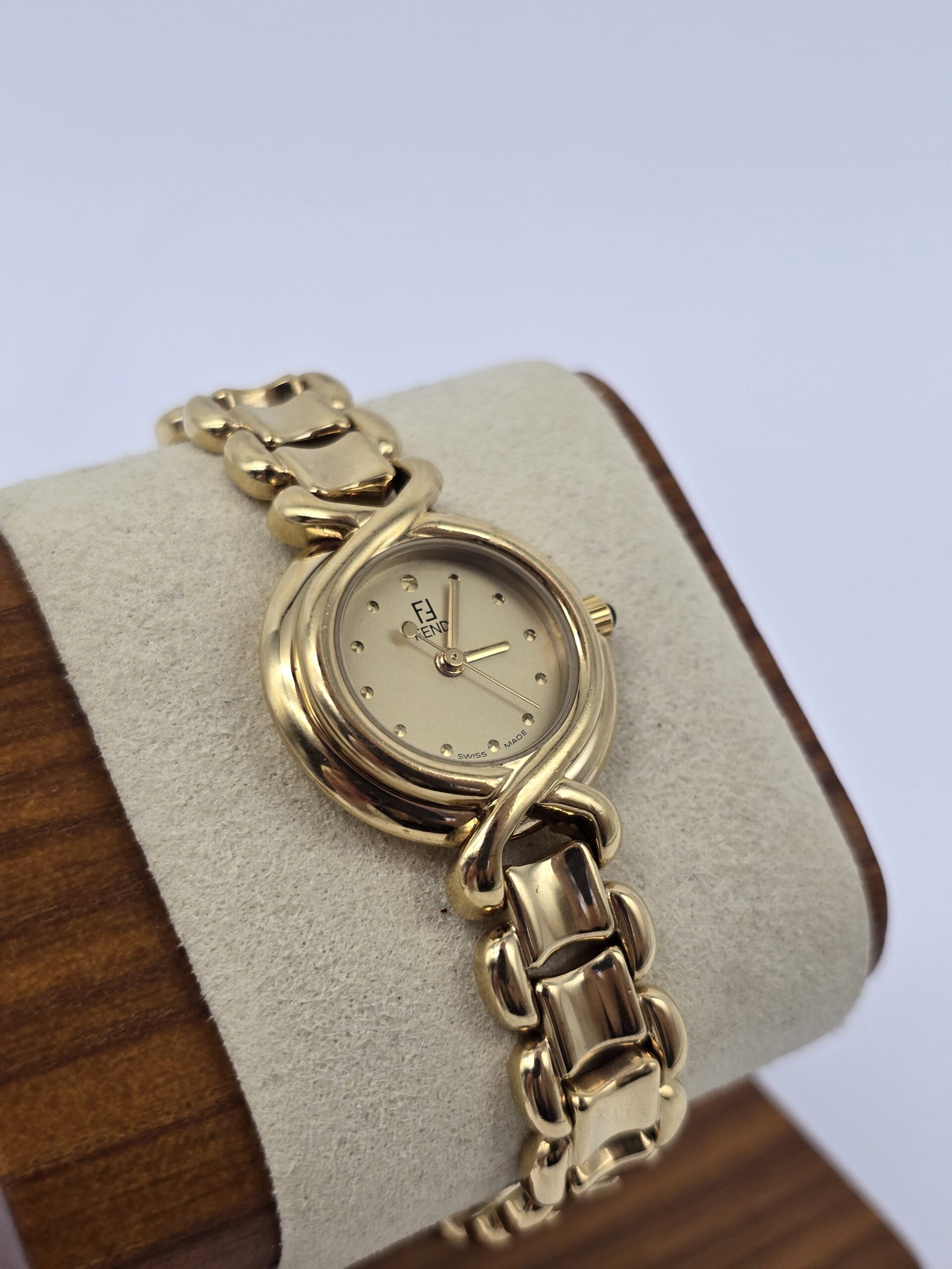 FENDI 700L - elegancki zegarek vintage na bransolecie, lata 90. stojak