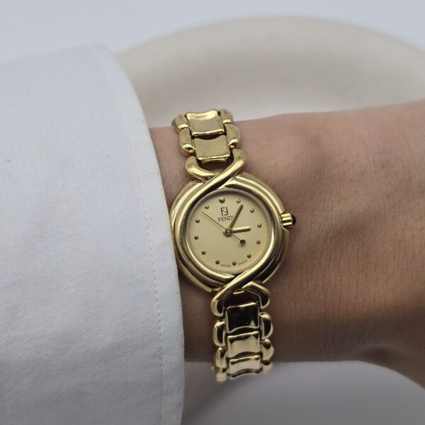 FENDI 700L - elegancki zegarek vintage na bransolecie, lata 90. nadgarstek