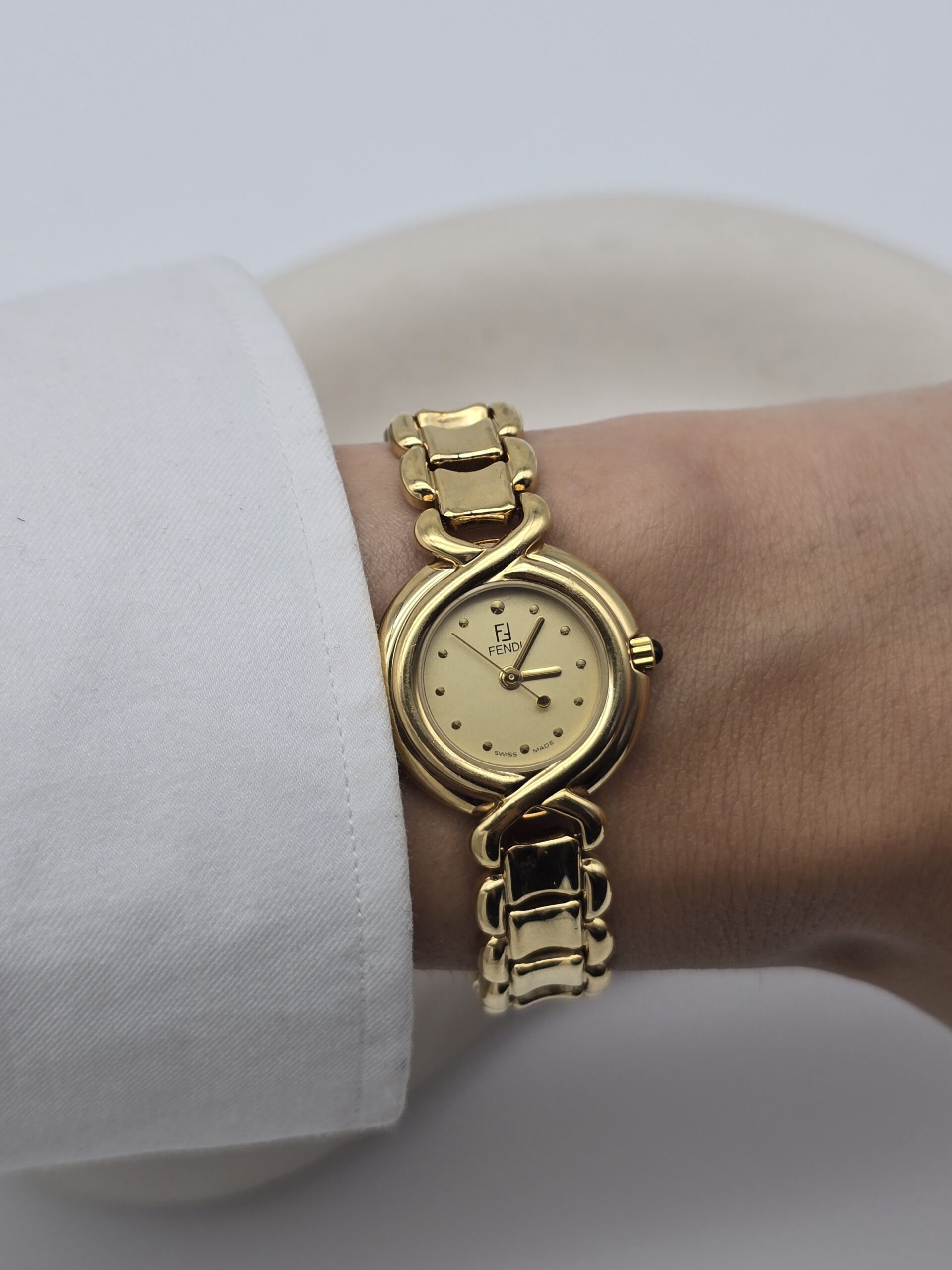 FENDI 700L - elegancki zegarek vintage na bransolecie, lata 90. nadgarstek