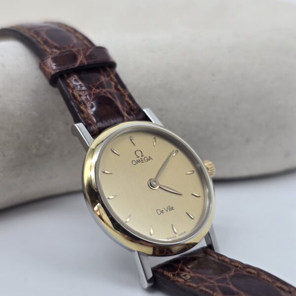OMEGA - elegancki zegarek vintage na pasku z liniowymi indeksami, lata 80. front
