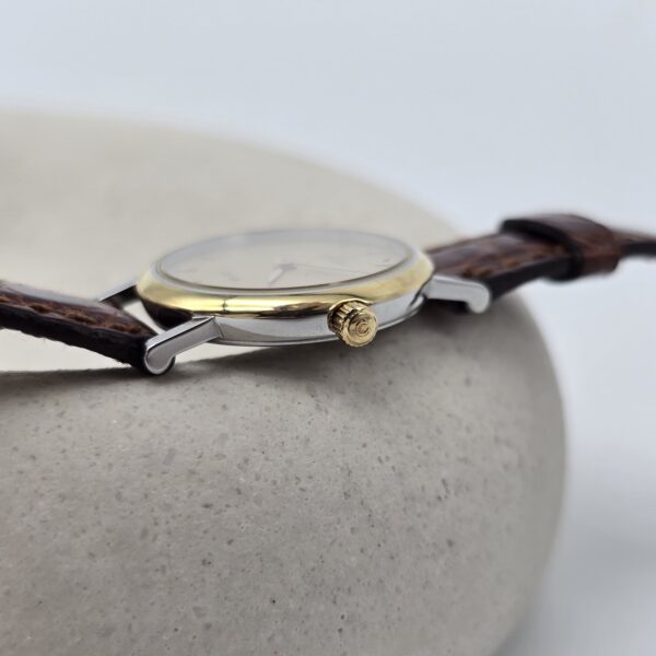 OMEGA - elegancki zegarek vintage na pasku z liniowymi indeksami, lata 80. koronka