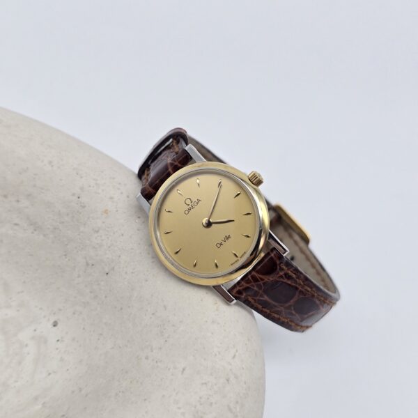 OMEGA - elegancki zegarek vintage na pasku z liniowymi indeksami, lata 80. przód