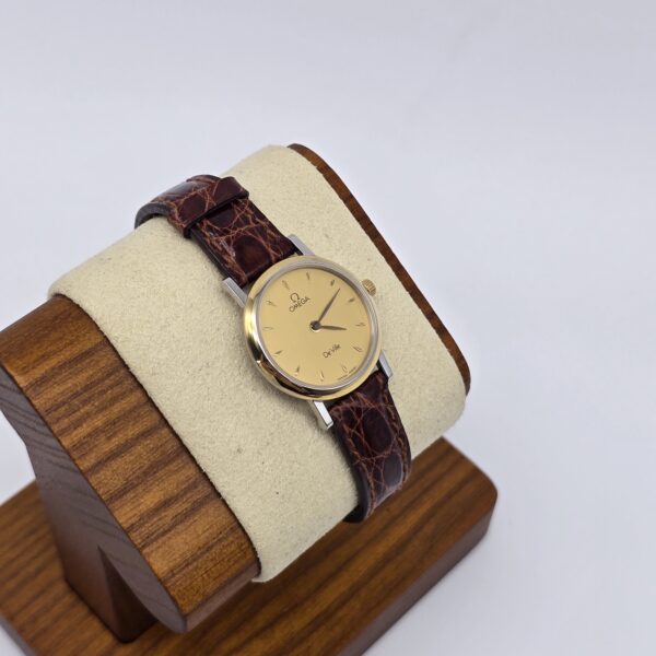 OMEGA - elegancki zegarek vintage na pasku z liniowymi indeksami, lata 80. na stojaku