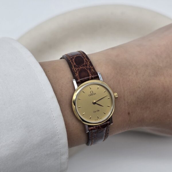 OMEGA - elegancki zegarek vintage na pasku z liniowymi indeksami, lata 80. na modelce