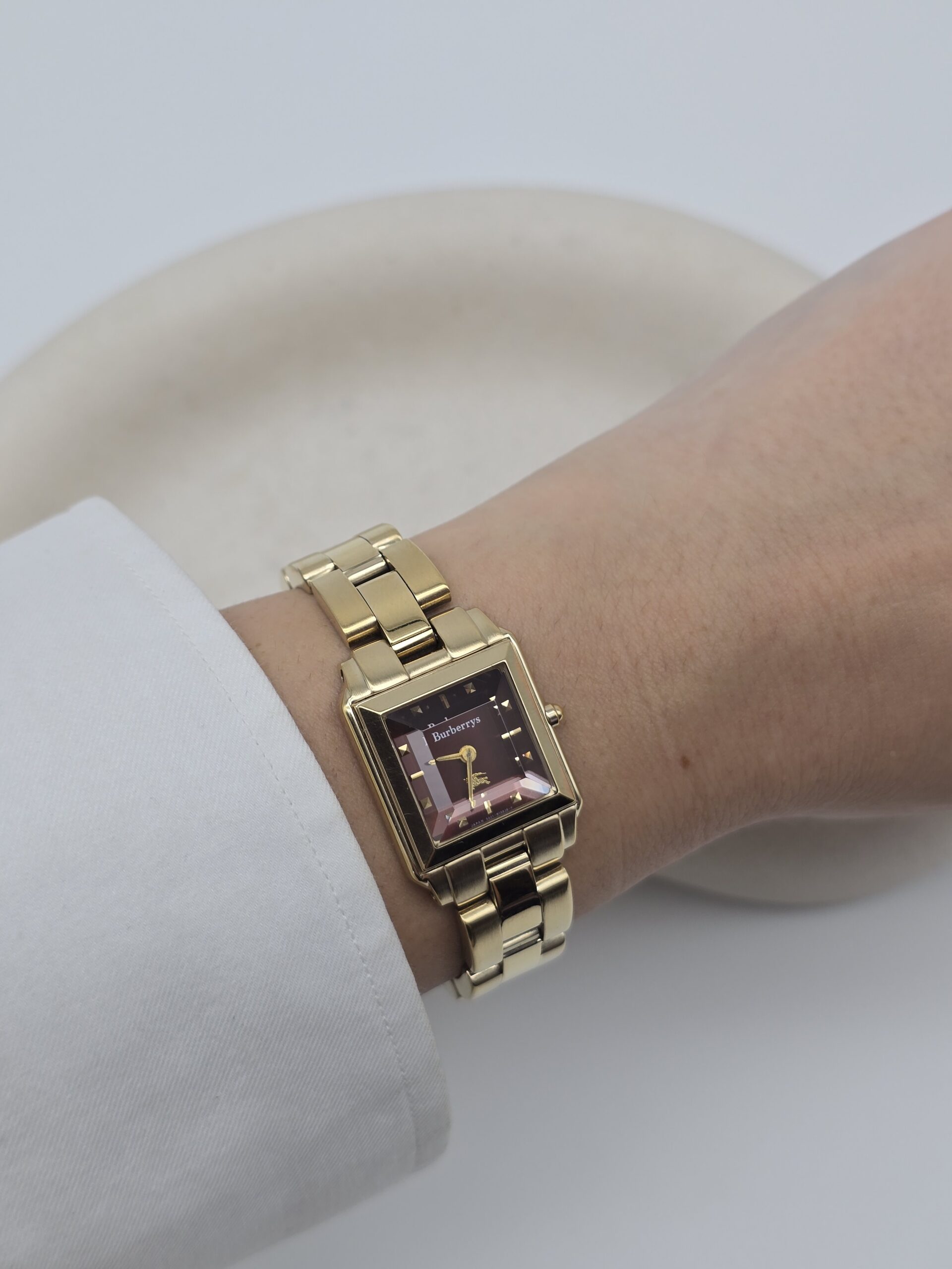BURBERRY - elegancki zegarek vintage z kwadratową kopertą na ręku