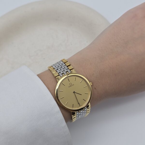 OMEGA De Ville- elegancki zegarek vintage z liniowymi indeksami na sobie