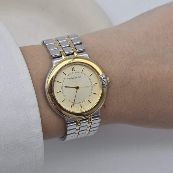 YSL - zegarek vintage z liniowymi indeksami, lata 90. na sobie
