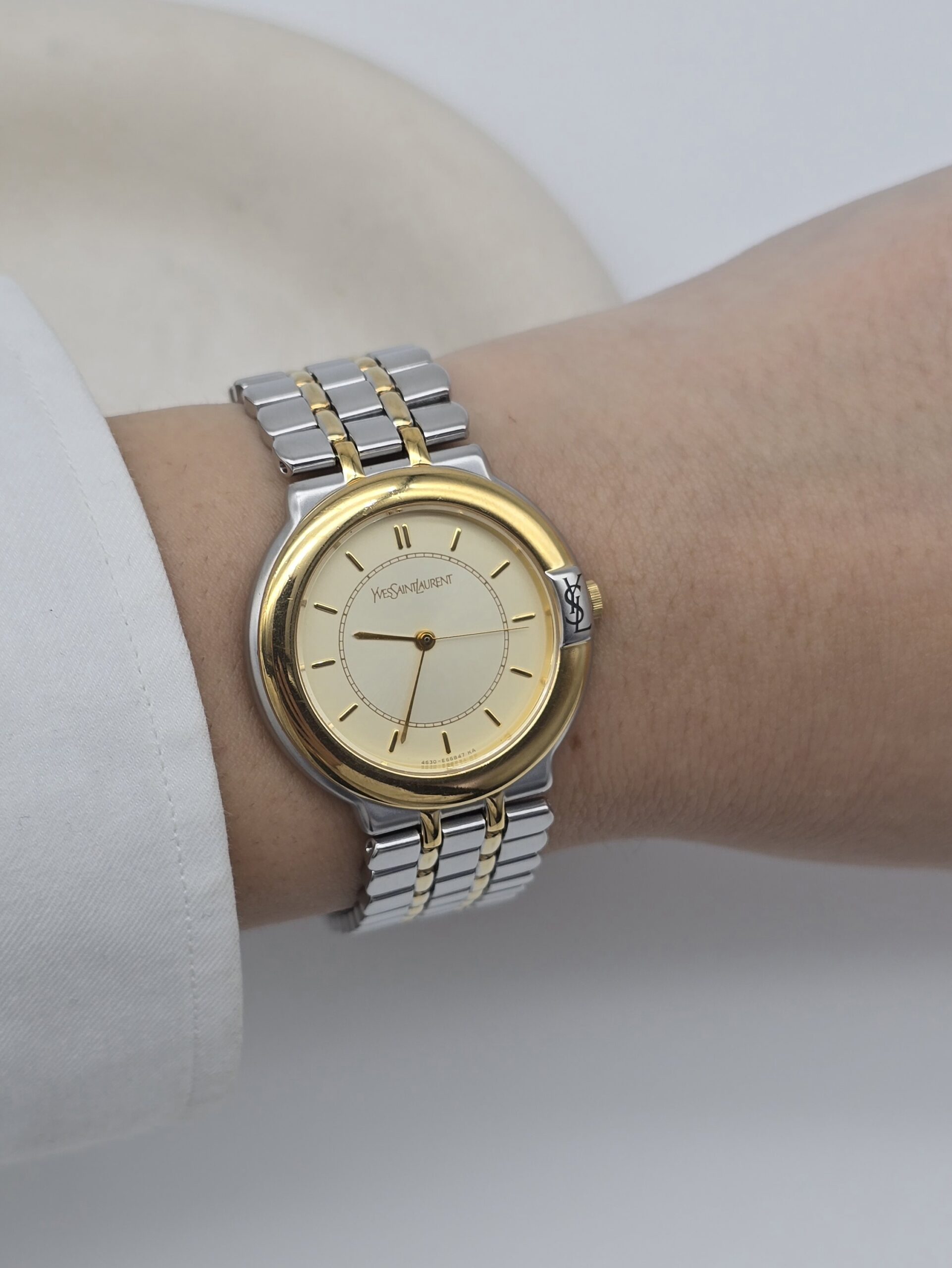 YSL - zegarek vintage z liniowymi indeksami, lata 90. na sobie