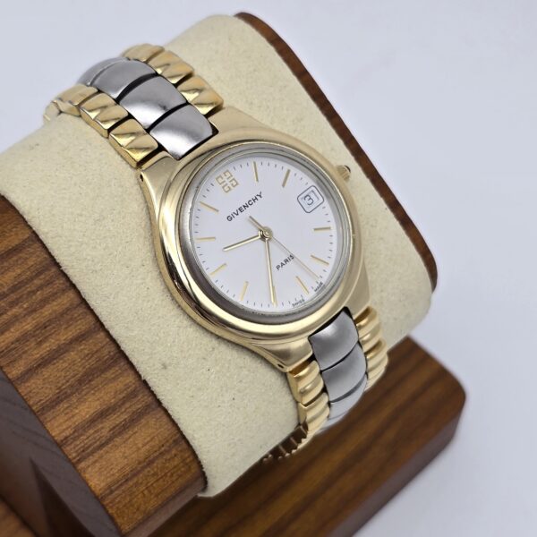 GIVENCHY - elegancki zegarek vintage na bransolecie z datownikiem na stojaku
