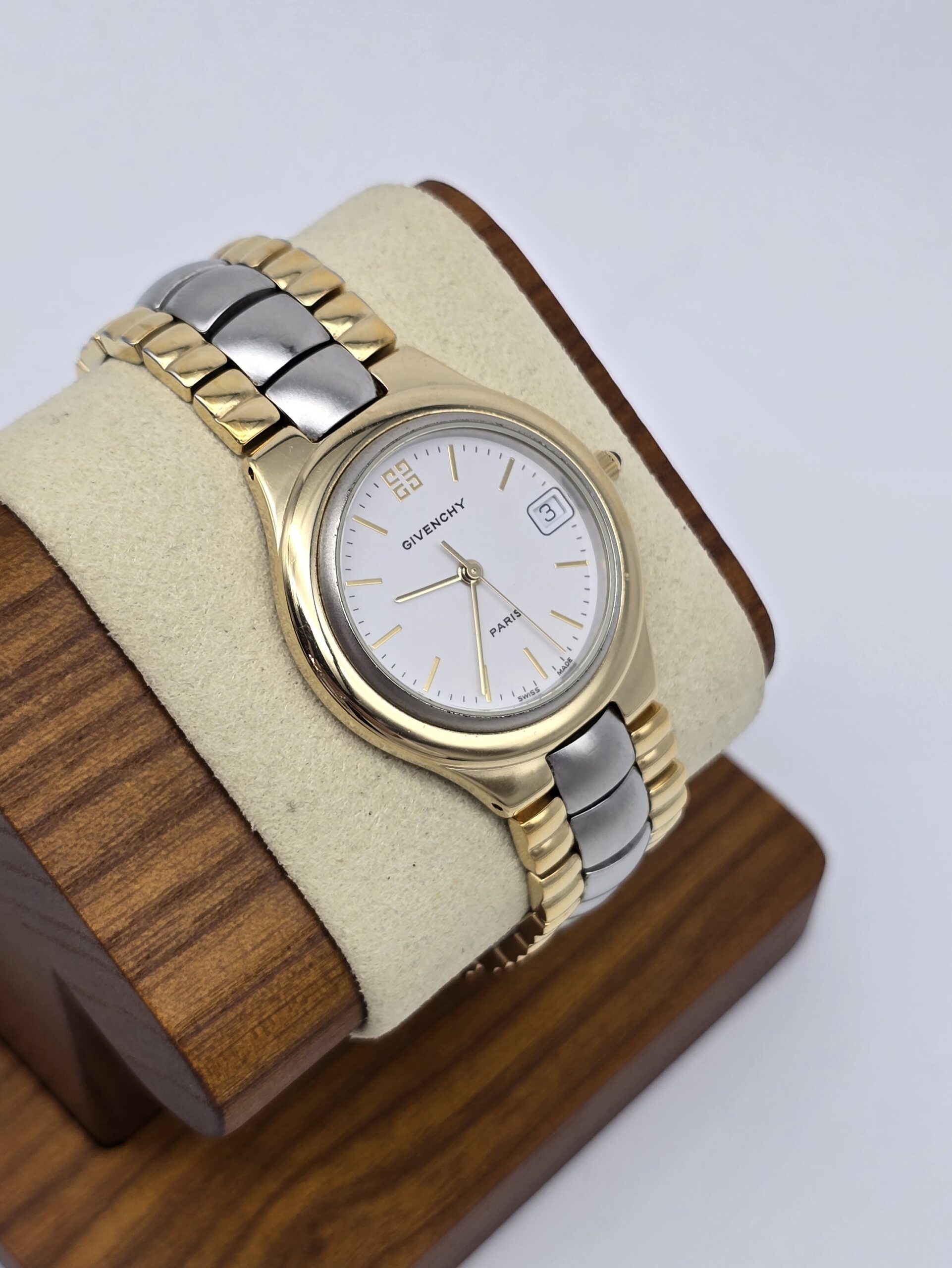 GIVENCHY - elegancki zegarek vintage na bransolecie z datownikiem na stojaku