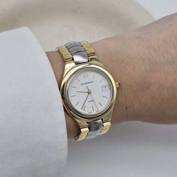 GIVENCHY - elegancki zegarek vintage na bransolecie z datownikiem na ręku