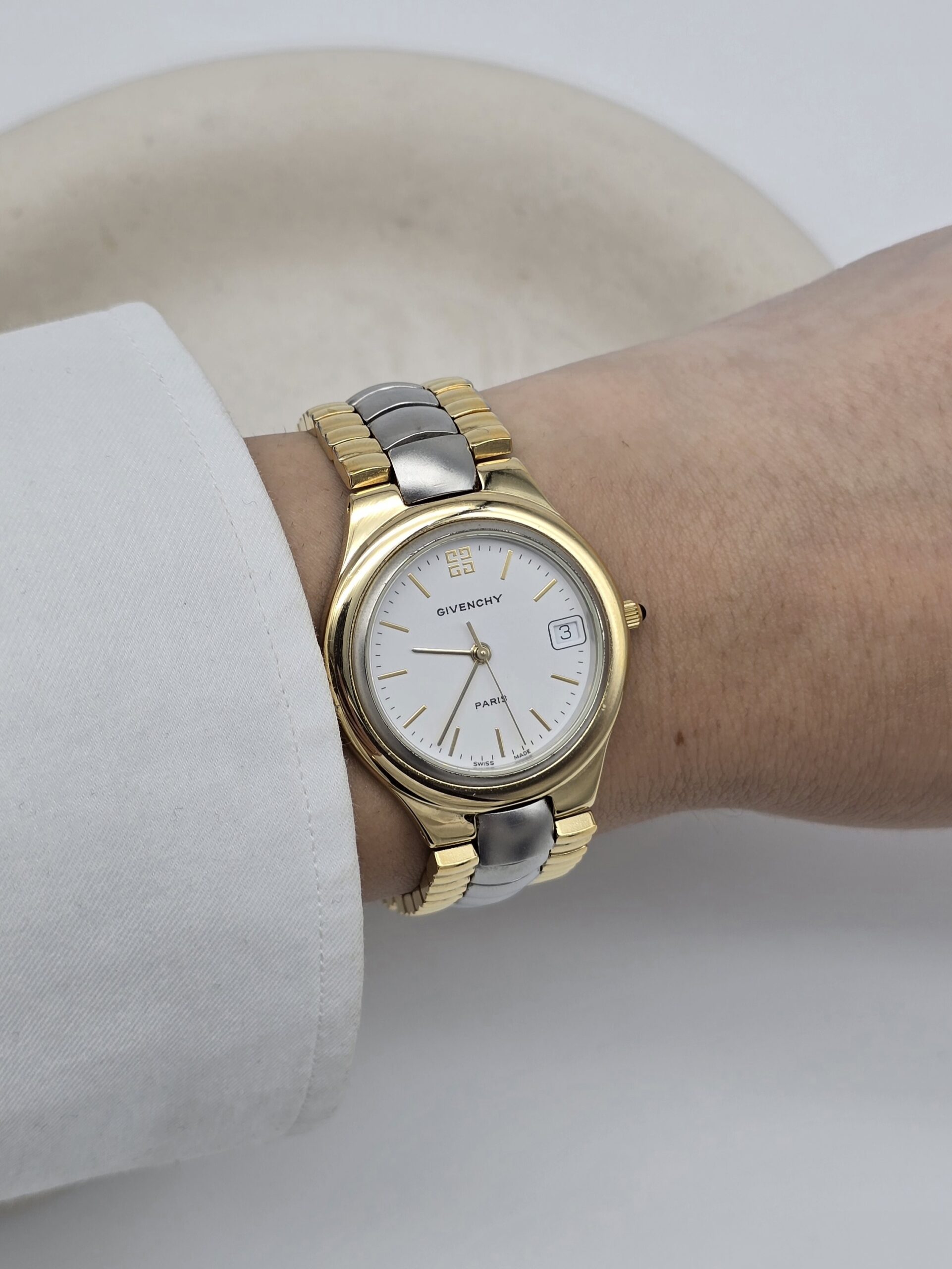 GIVENCHY - elegancki zegarek vintage na bransolecie z datownikiem na ręku