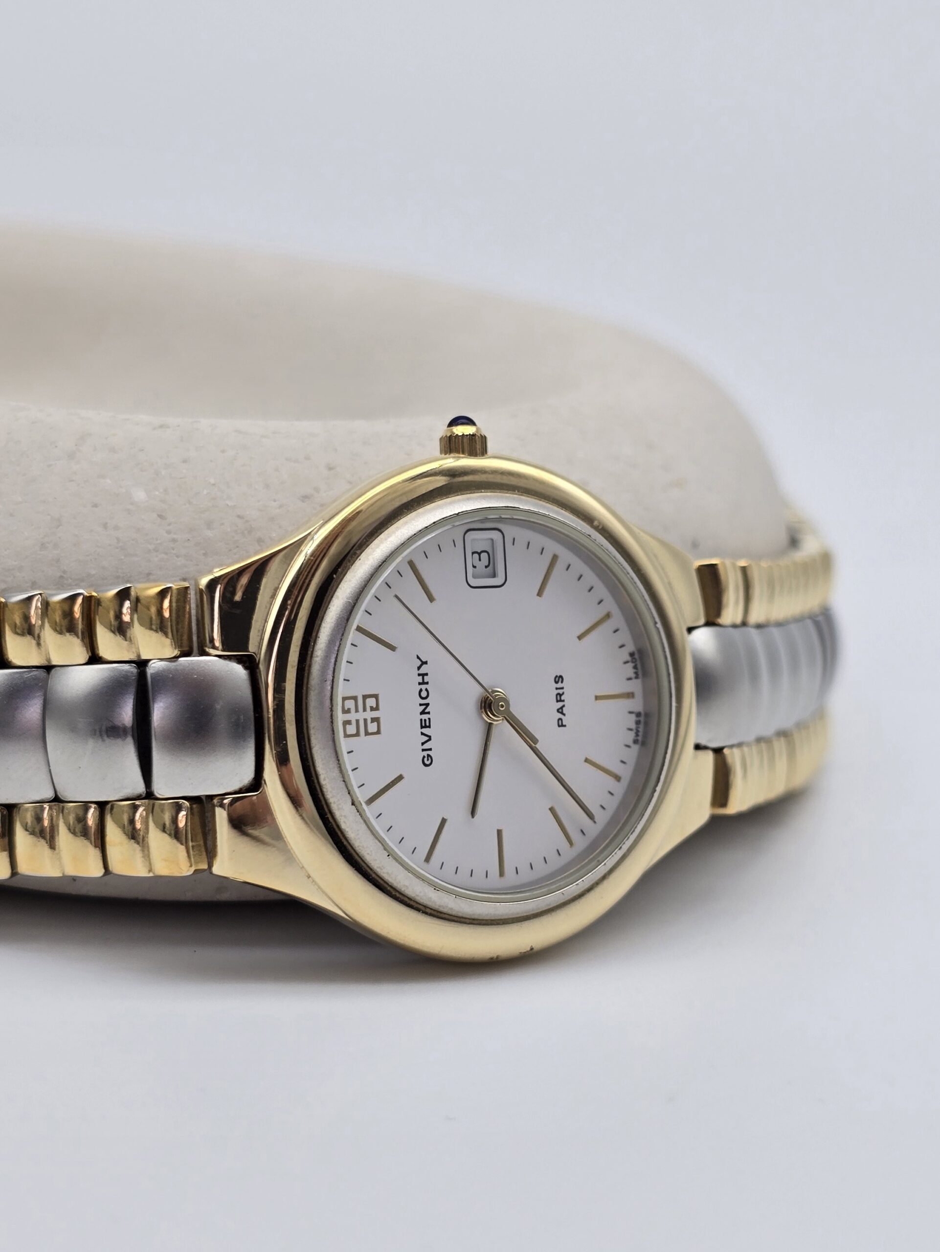 GIVENCHY - elegancki zegarek vintage na bransolecie z datownikiem przy podstawce