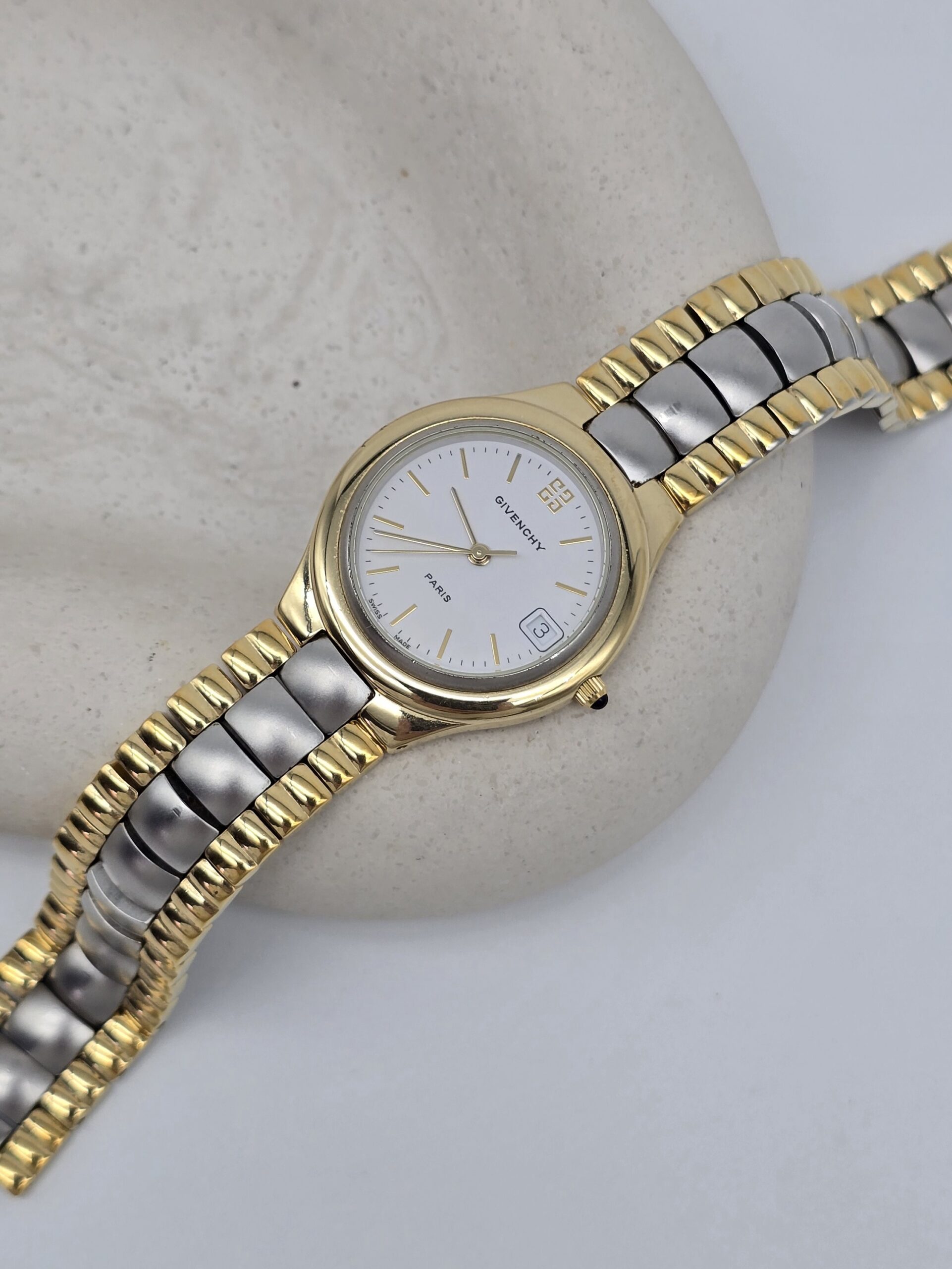 GIVENCHY - elegancki zegarek vintage na bransolecie z datownikiem na podstawce