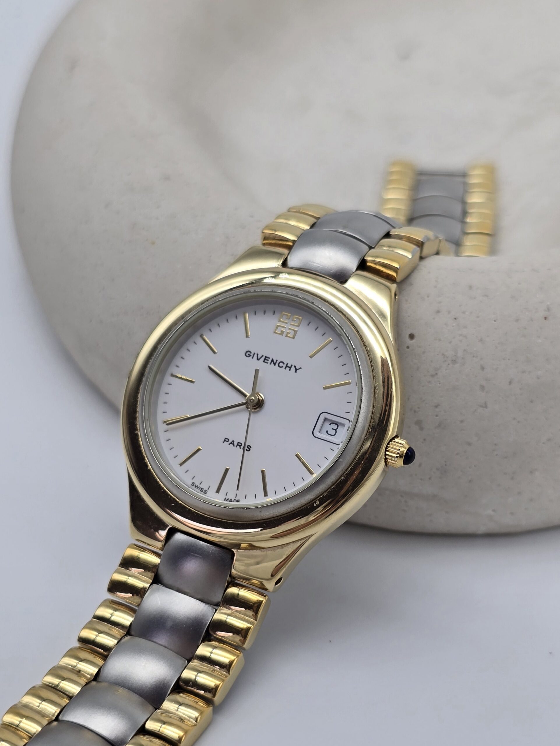 GIVENCHY - elegancki zegarek vintage na bransolecie z datownikiem front