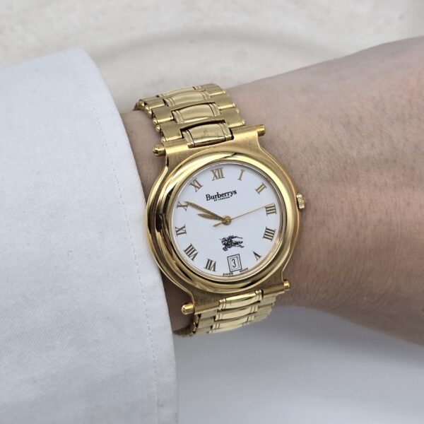BURBERRY - elegancki zegarek vintage z rzymskimi indeksami, lata 90. na sobie