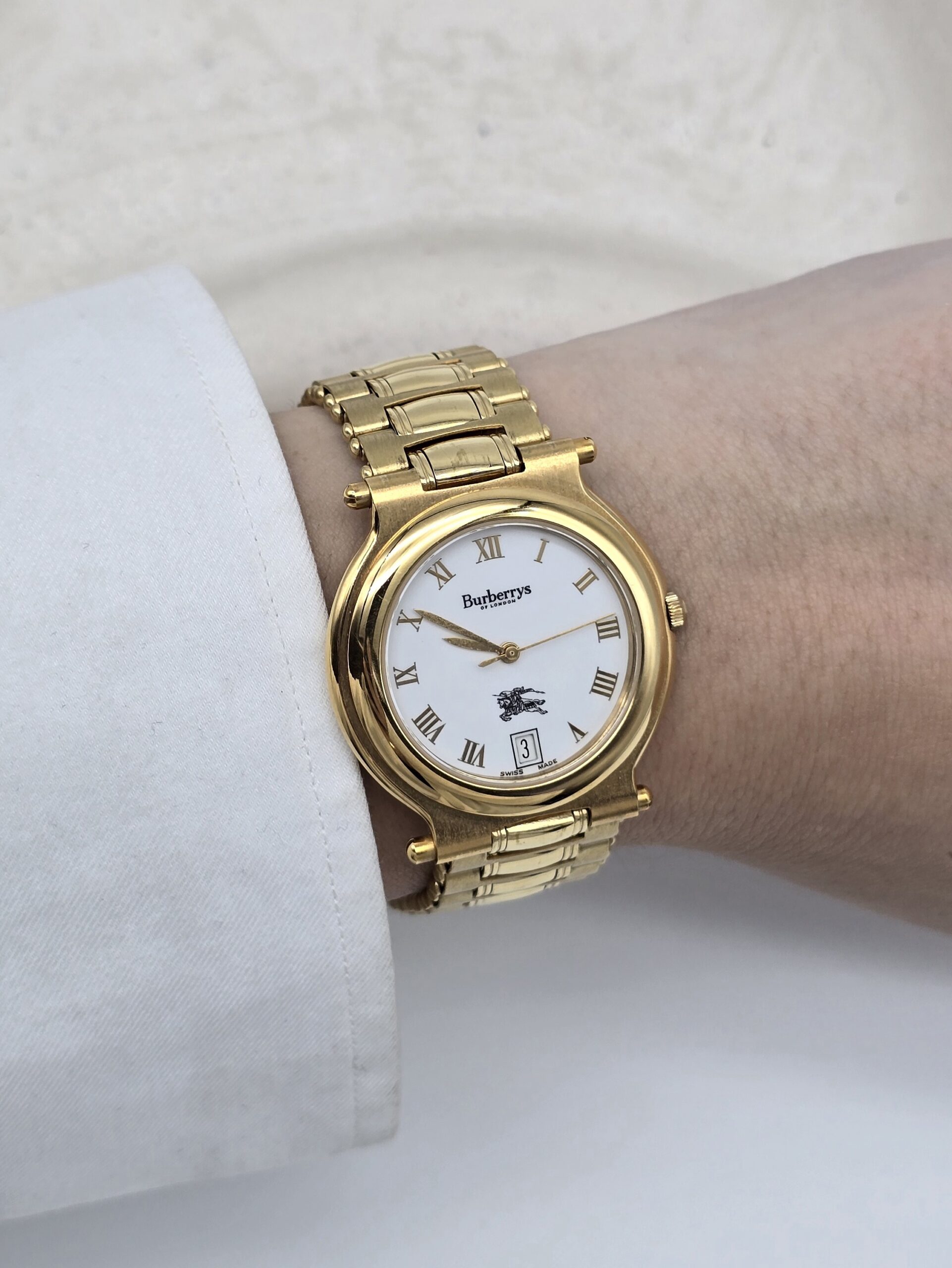BURBERRY - elegancki zegarek vintage z rzymskimi indeksami, lata 90. na sobie