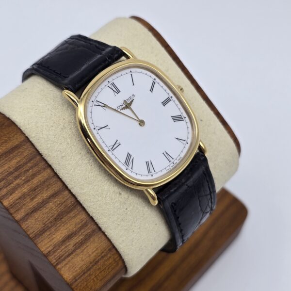 LONGINES La Grandes Classiques - klasyczny zegarek vintage z rzymskimi indeksami na stojaku