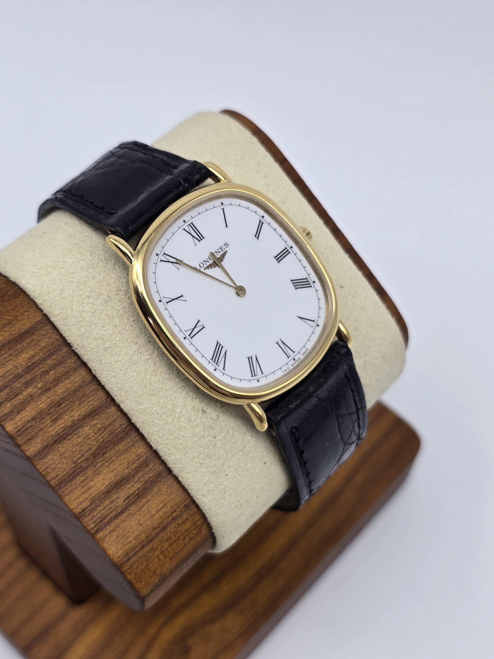 LONGINES La Grandes Classiques - klasyczny zegarek vintage z rzymskimi indeksami na stojaku