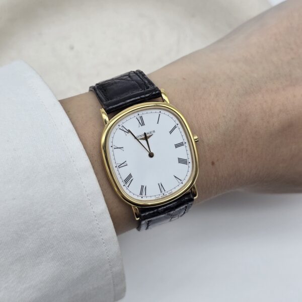 LONGINES La Grandes Classiques - klasyczny zegarek vintage z rzymskimi indeksami na ręku
