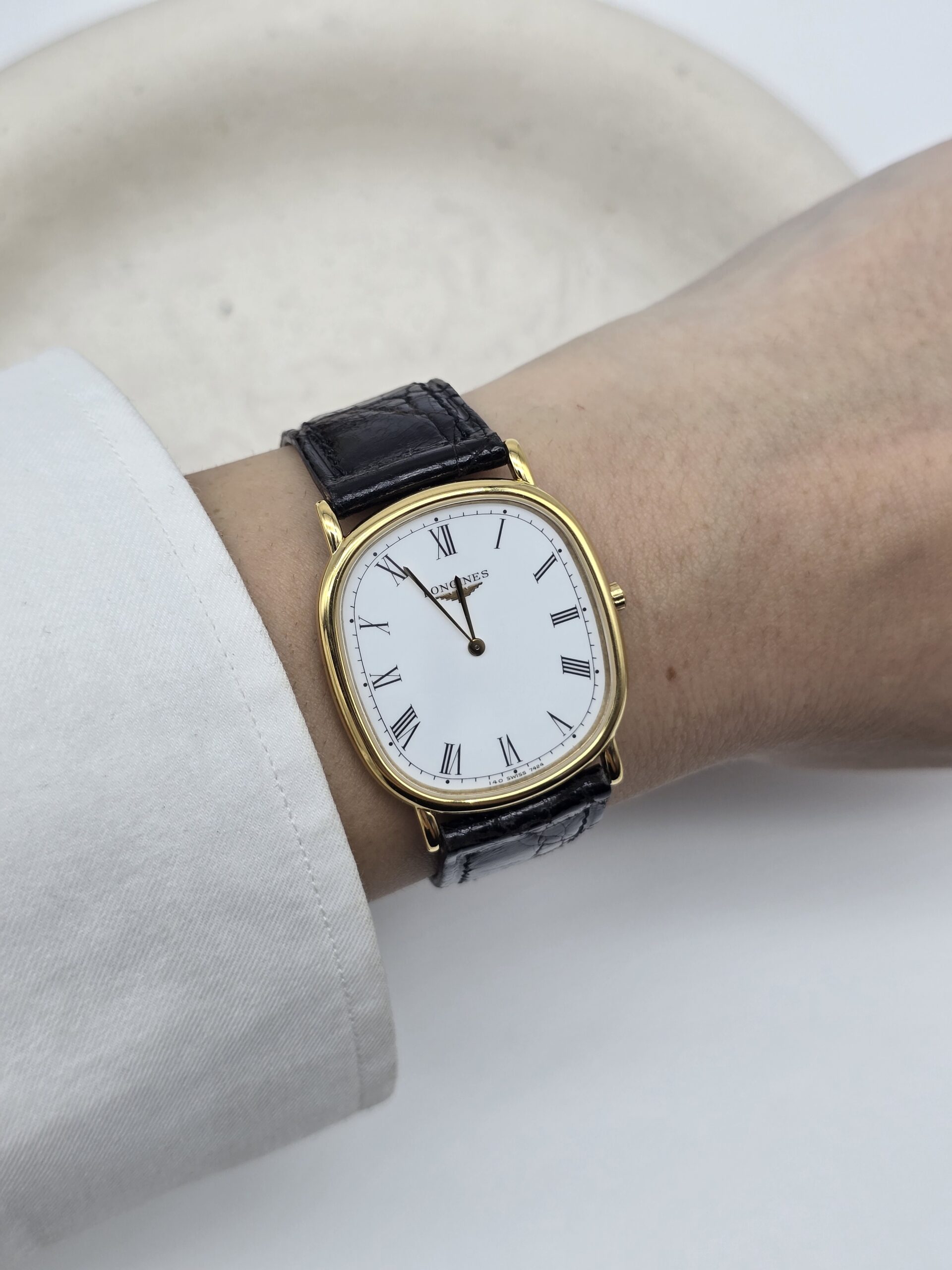 LONGINES La Grandes Classiques - klasyczny zegarek vintage z rzymskimi indeksami na ręku