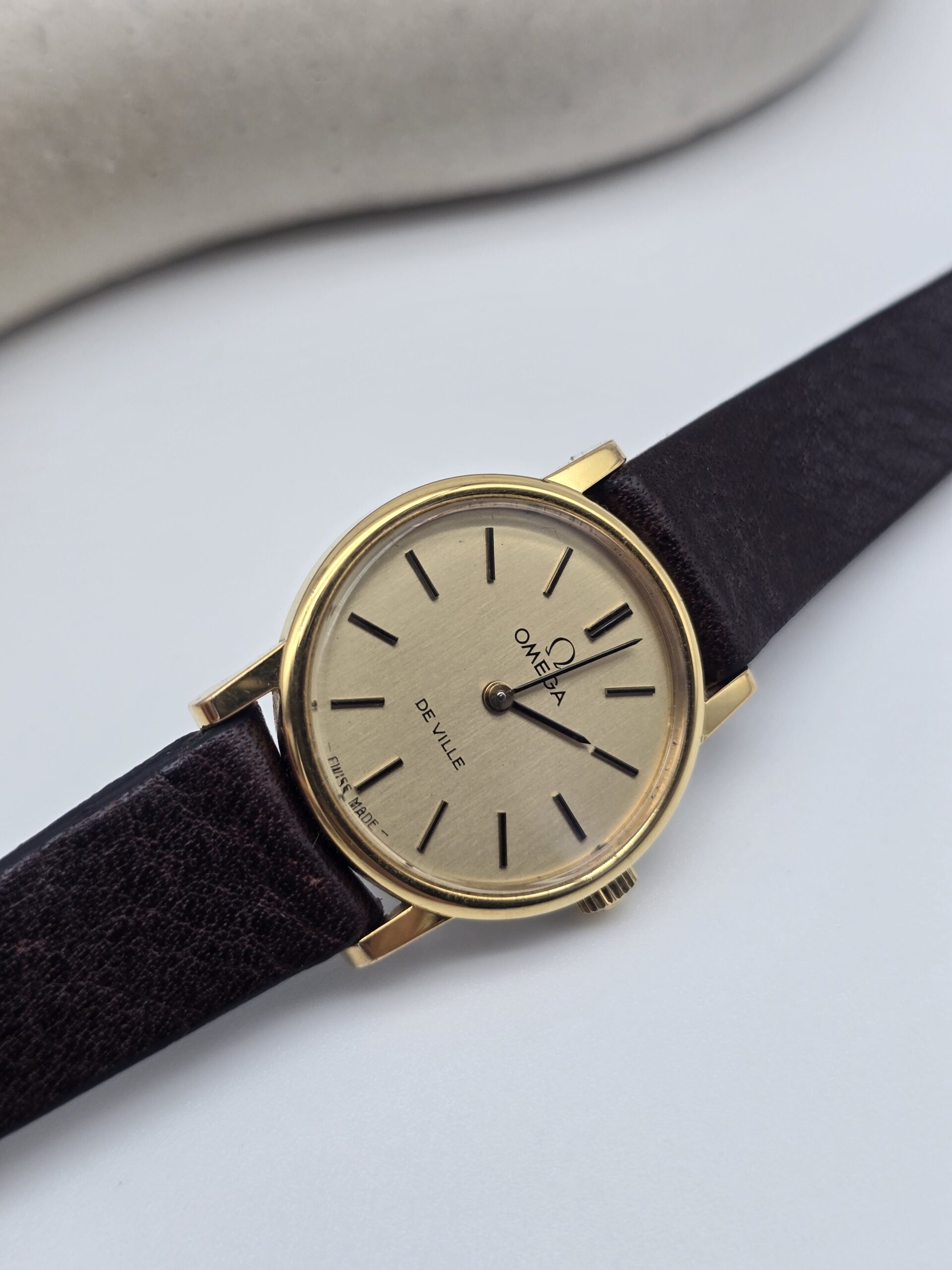 OMEGA De Ville - subtelny zegarek vintage na pasku, lata 70. tarcza