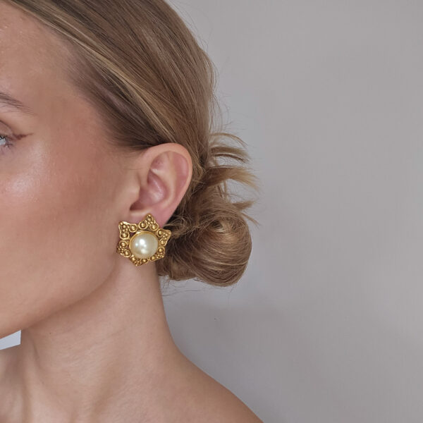 CHANEL- klipsy vintage z perłą na modelce